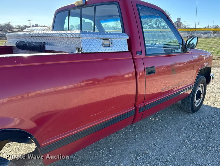 image for item NH9016 1990 GMC Sierra K1500 pickup truck