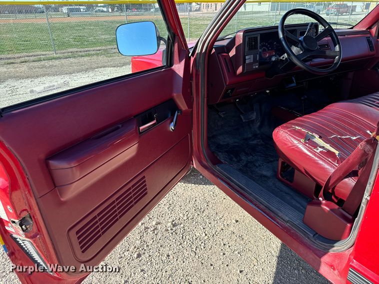 image for item NH9016 1990 GMC Sierra K1500 pickup truck