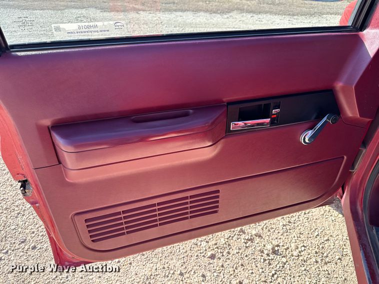 image for item NH9016 1990 GMC Sierra K1500 pickup truck