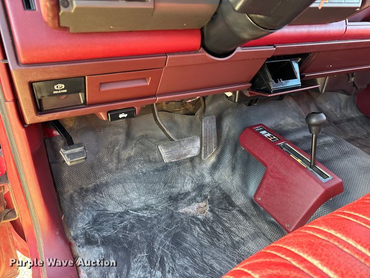 image for item NH9016 1990 GMC Sierra K1500 pickup truck