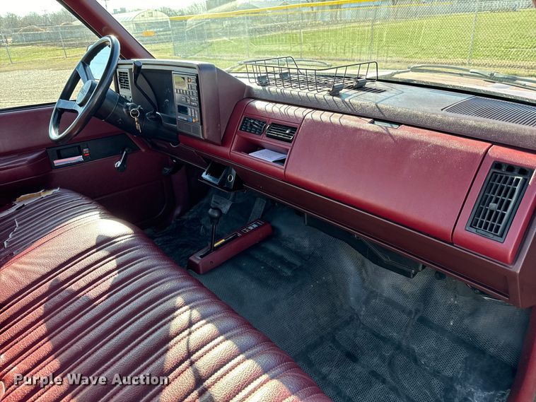 image for item NH9016 1990 GMC Sierra K1500 pickup truck