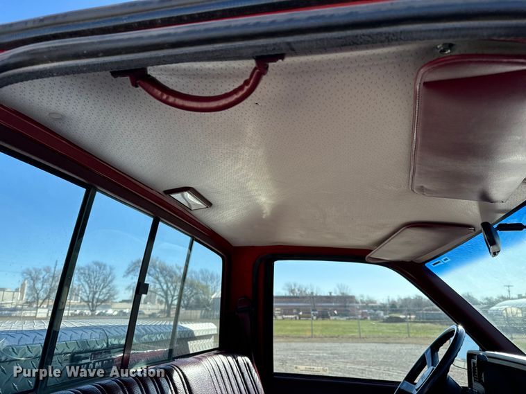 image for item NH9016 1990 GMC Sierra K1500 pickup truck