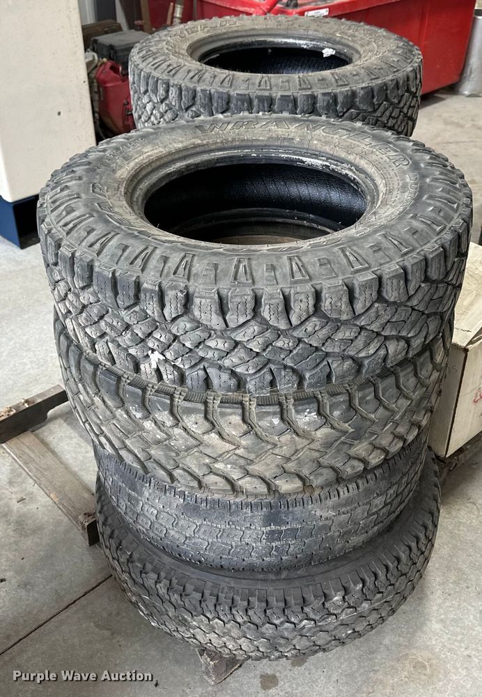 image for item NJ9435 (8) tires