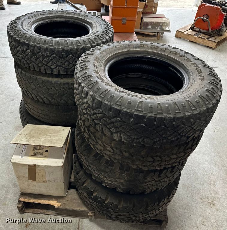 image for item NJ9435 (8) tires