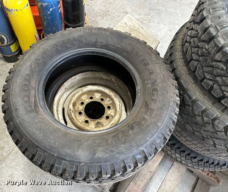 image for item NJ9435 (8) tires