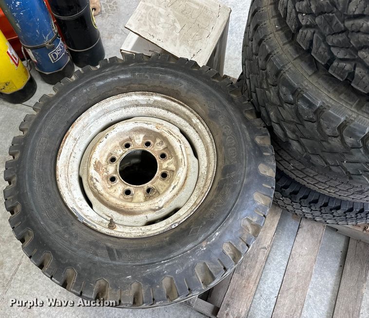 image for item NJ9435 (8) tires