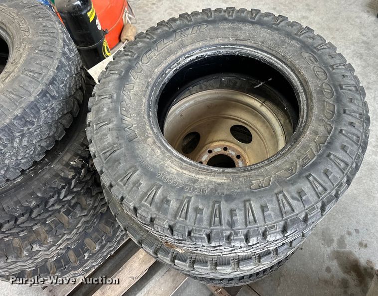 image for item NJ9435 (8) tires