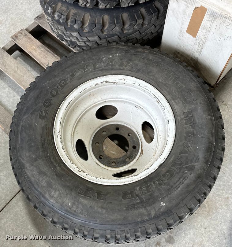 image for item NJ9435 (8) tires