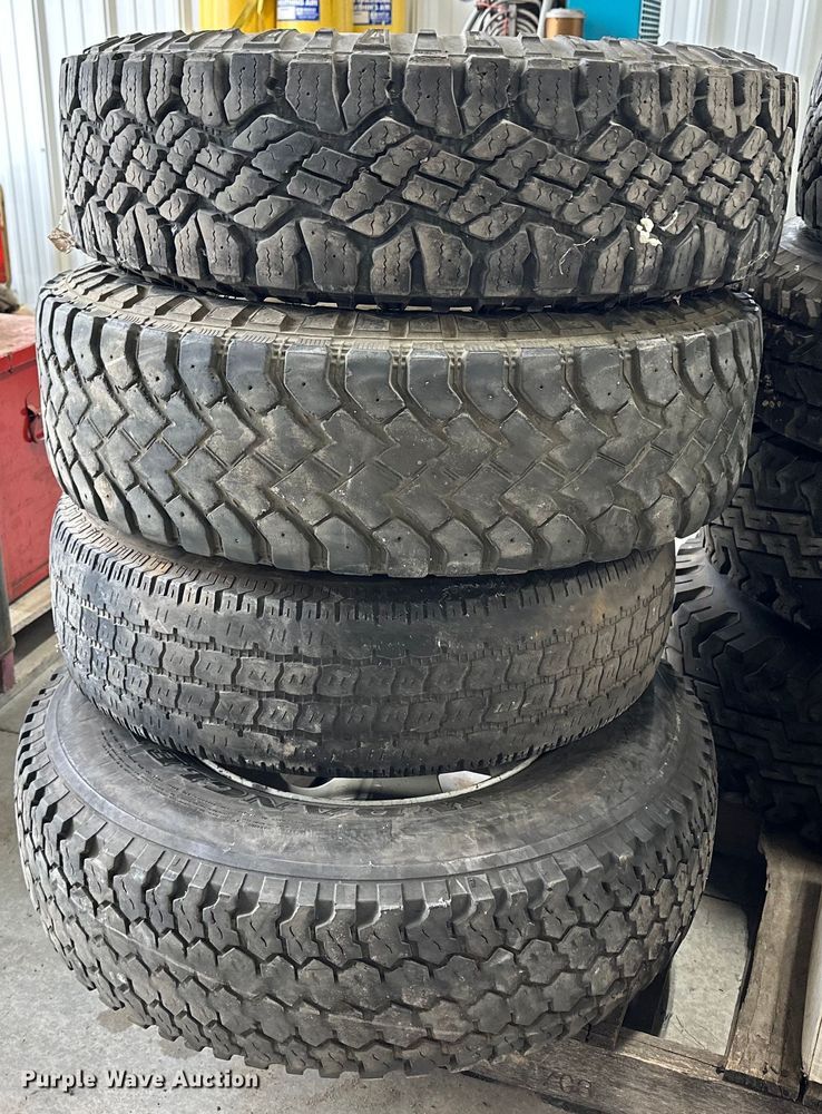 image for item NJ9435 (8) tires