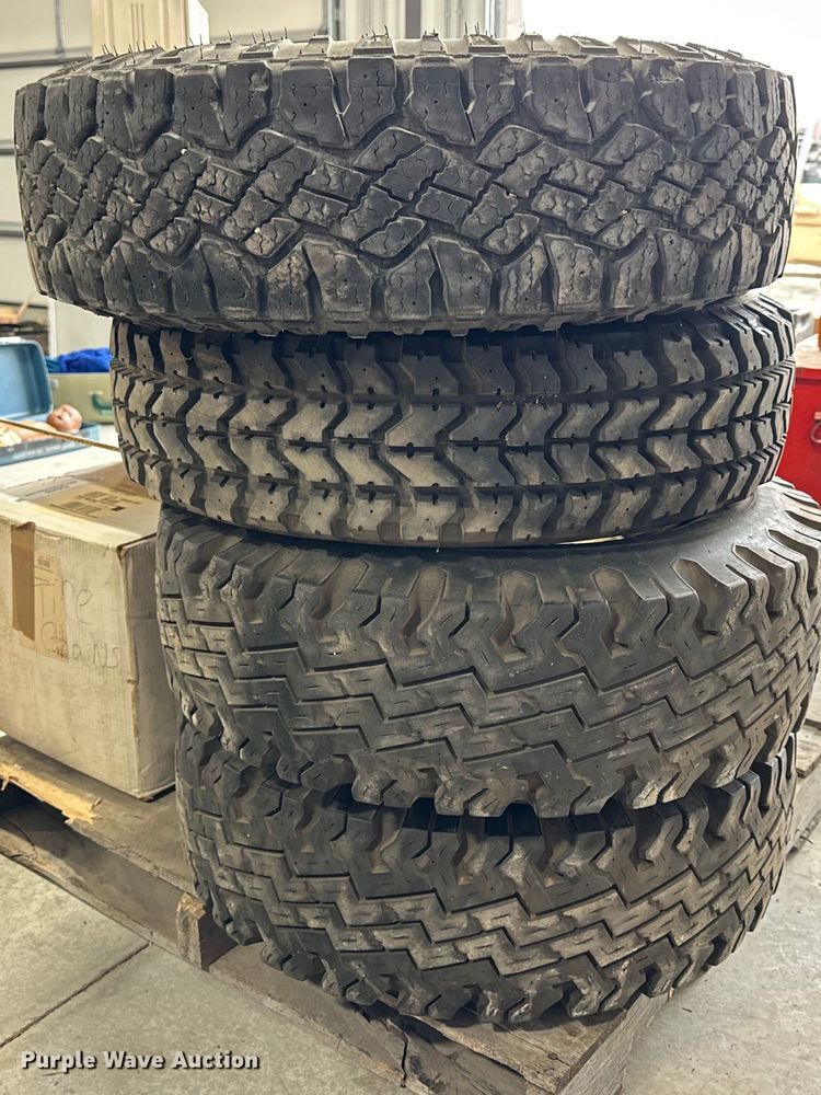 image for item NJ9435 (8) tires