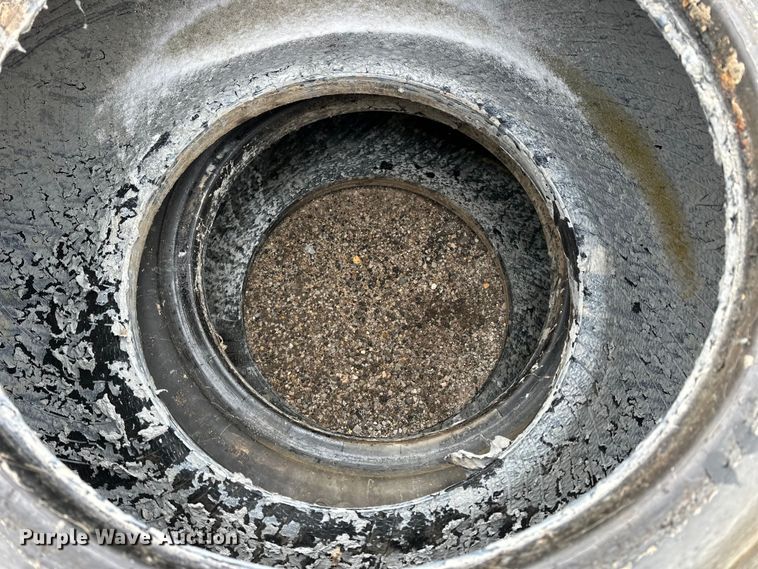 image for item NJ9466 (2) Titan 20.5R25 tires