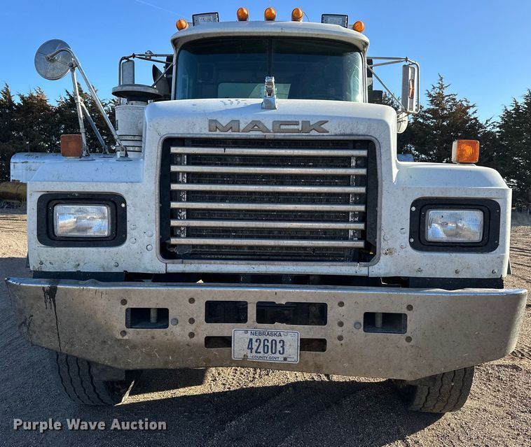 image for item NJ9469 1995 Mack RD600 dump truck