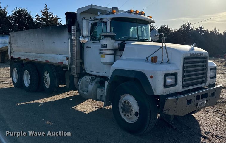 image for item NJ9469 1995 Mack RD600 dump truck