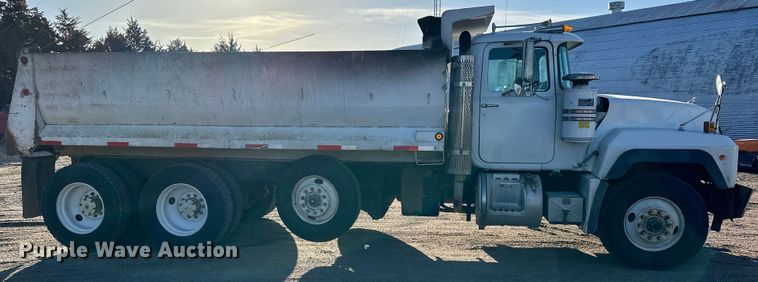 image for item NJ9469 1995 Mack RD600 dump truck