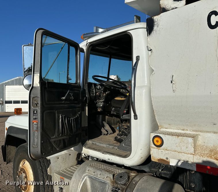 image for item NJ9469 1995 Mack RD600 dump truck