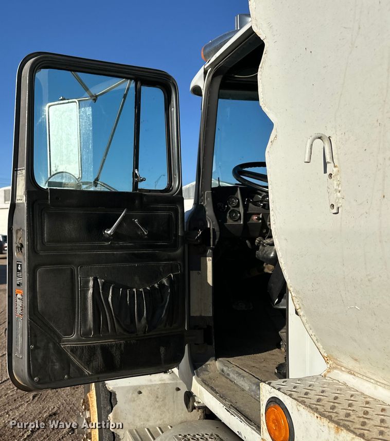 image for item NJ9469 1995 Mack RD600 dump truck