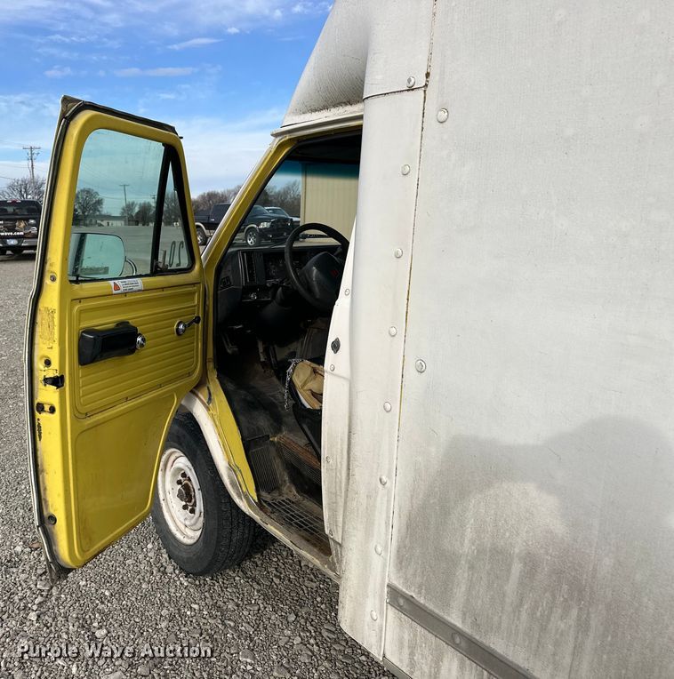 image for item NJ9473 1994 GMC Vandura 3500 box truck