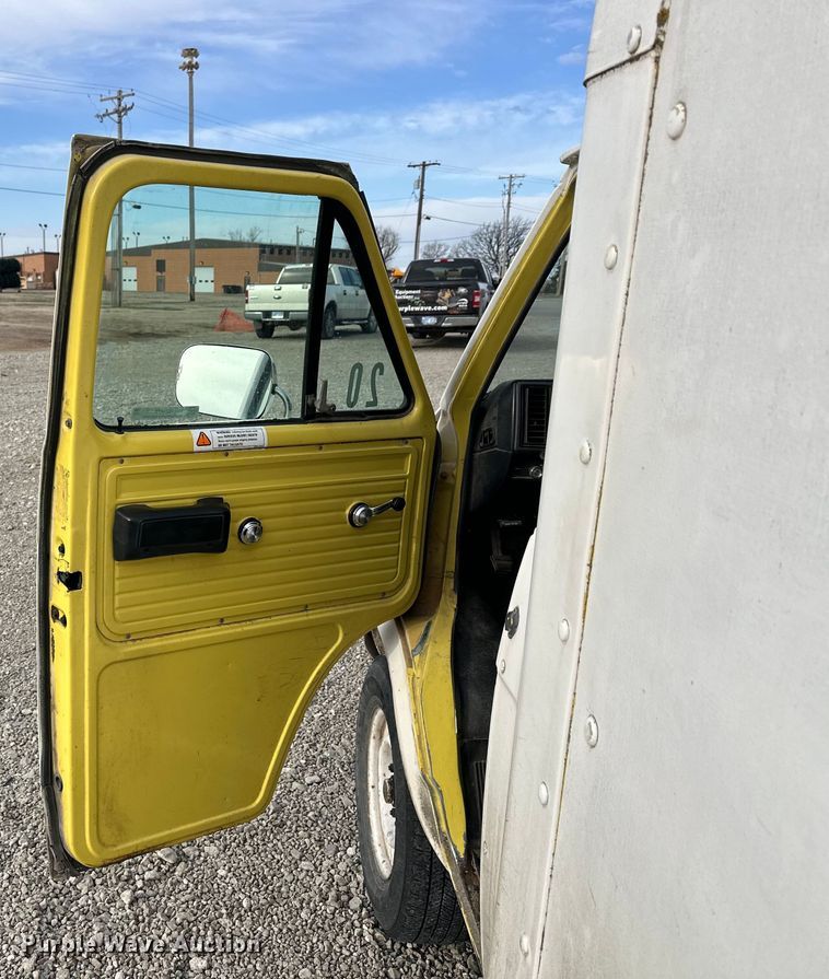 image for item NJ9473 1994 GMC Vandura 3500 box truck