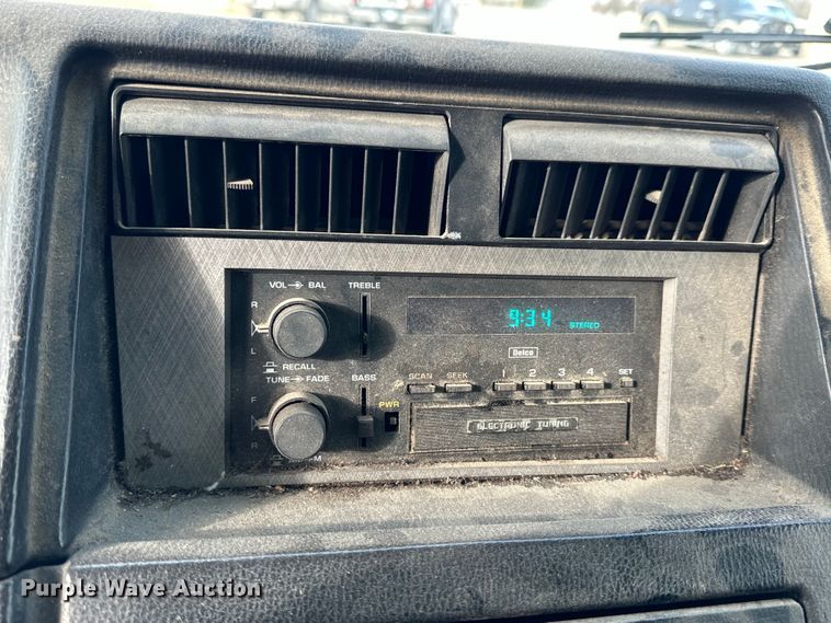 image for item NJ9473 1994 GMC Vandura 3500 box truck