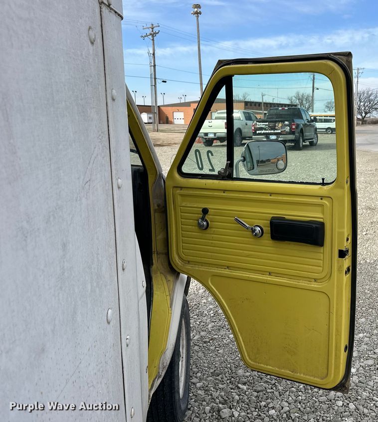 image for item NJ9473 1994 GMC Vandura 3500 box truck