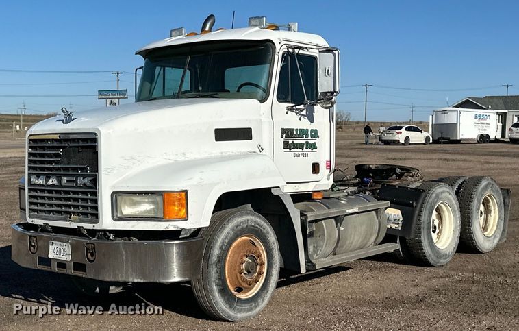 image for item NJ9497 2001 Mack CH613 semi truck