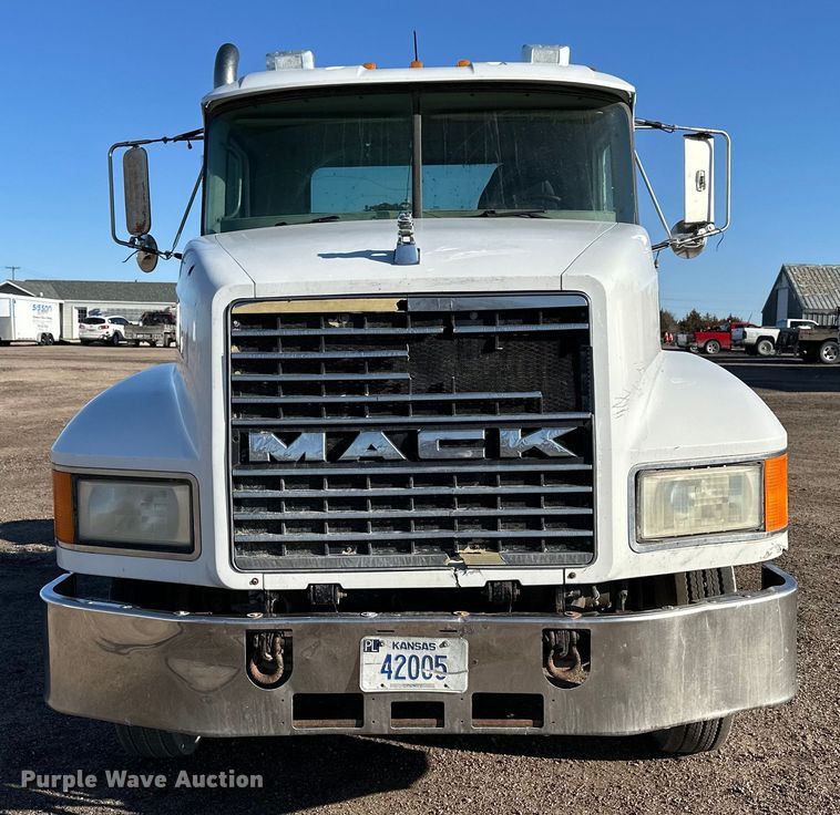 image for item NJ9497 2001 Mack CH613 semi truck