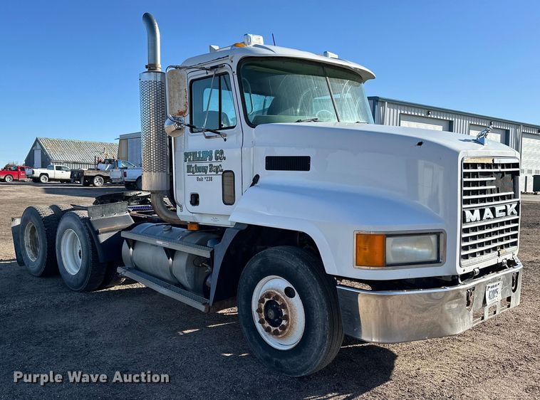 image for item NJ9497 2001 Mack CH613 semi truck