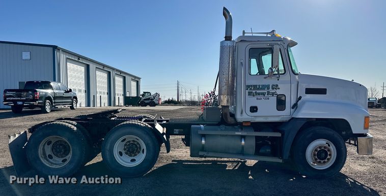 image for item NJ9497 2001 Mack CH613 semi truck