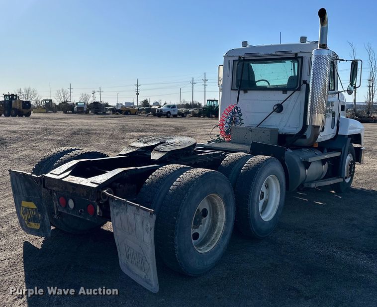 image for item NJ9497 2001 Mack CH613 semi truck