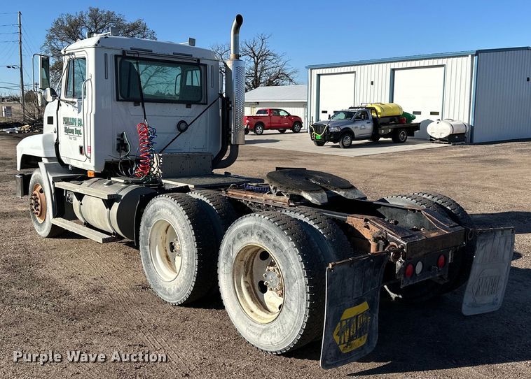 image for item NJ9497 2001 Mack CH613 semi truck