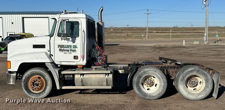 image for item NJ9497 2001 Mack CH613 semi truck