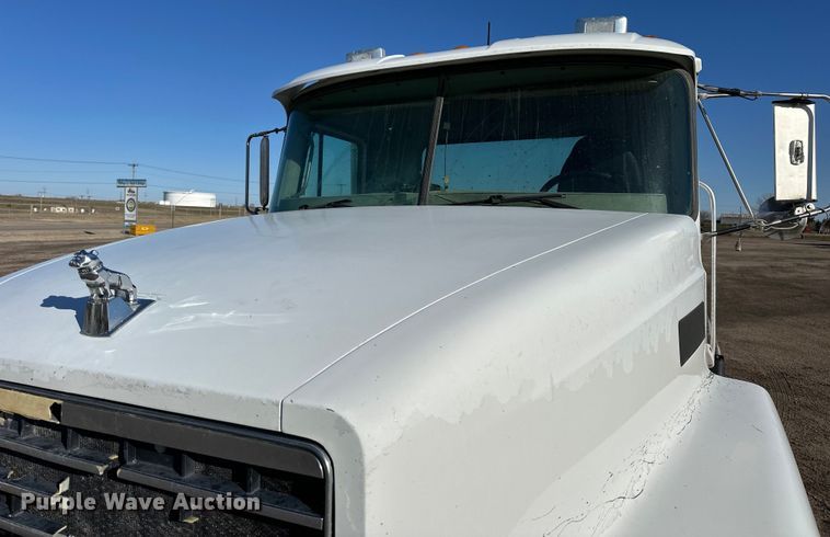 image for item NJ9497 2001 Mack CH613 semi truck