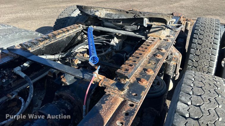 image for item NJ9497 2001 Mack CH613 semi truck