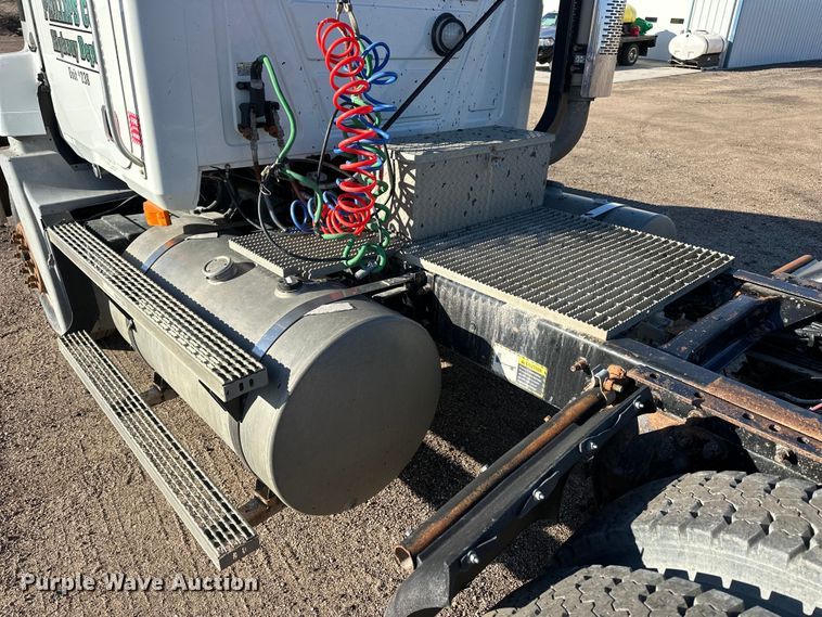 image for item NJ9497 2001 Mack CH613 semi truck