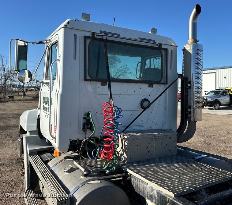 image for item NJ9497 2001 Mack CH613 semi truck