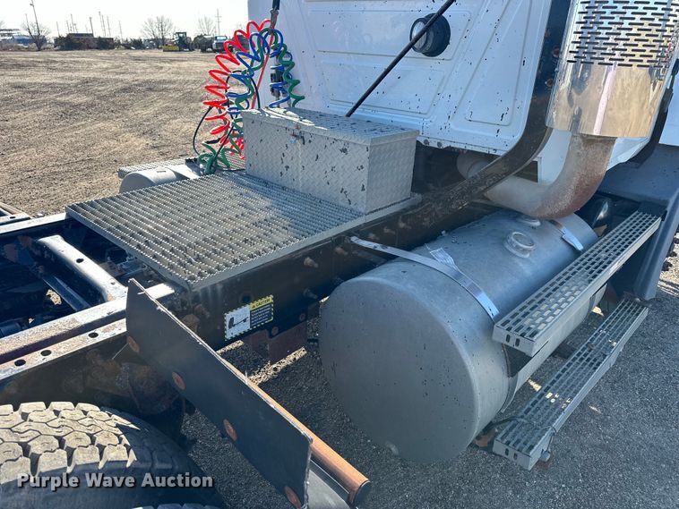 image for item NJ9497 2001 Mack CH613 semi truck