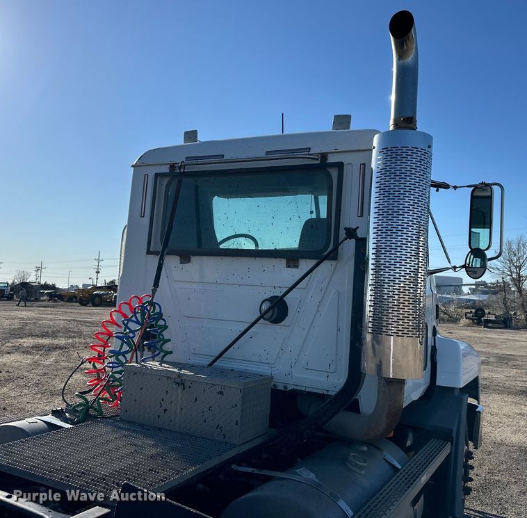 image for item NJ9497 2001 Mack CH613 semi truck