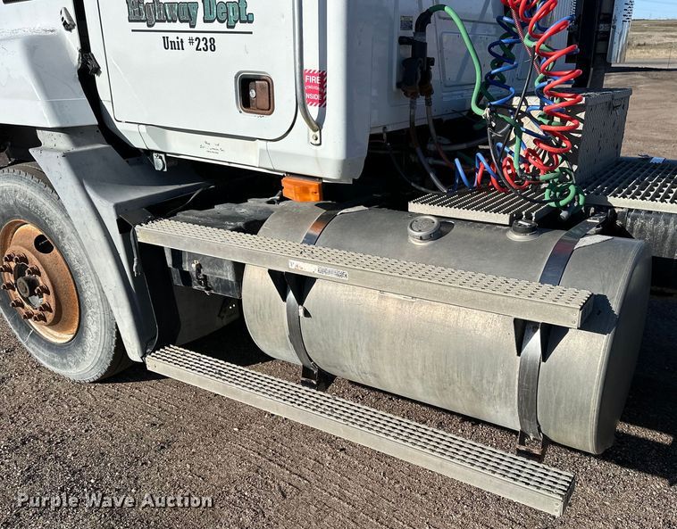 image for item NJ9497 2001 Mack CH613 semi truck