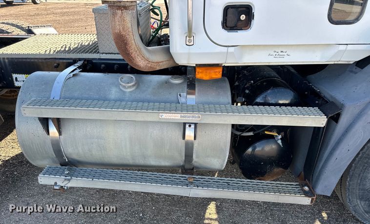 image for item NJ9497 2001 Mack CH613 semi truck