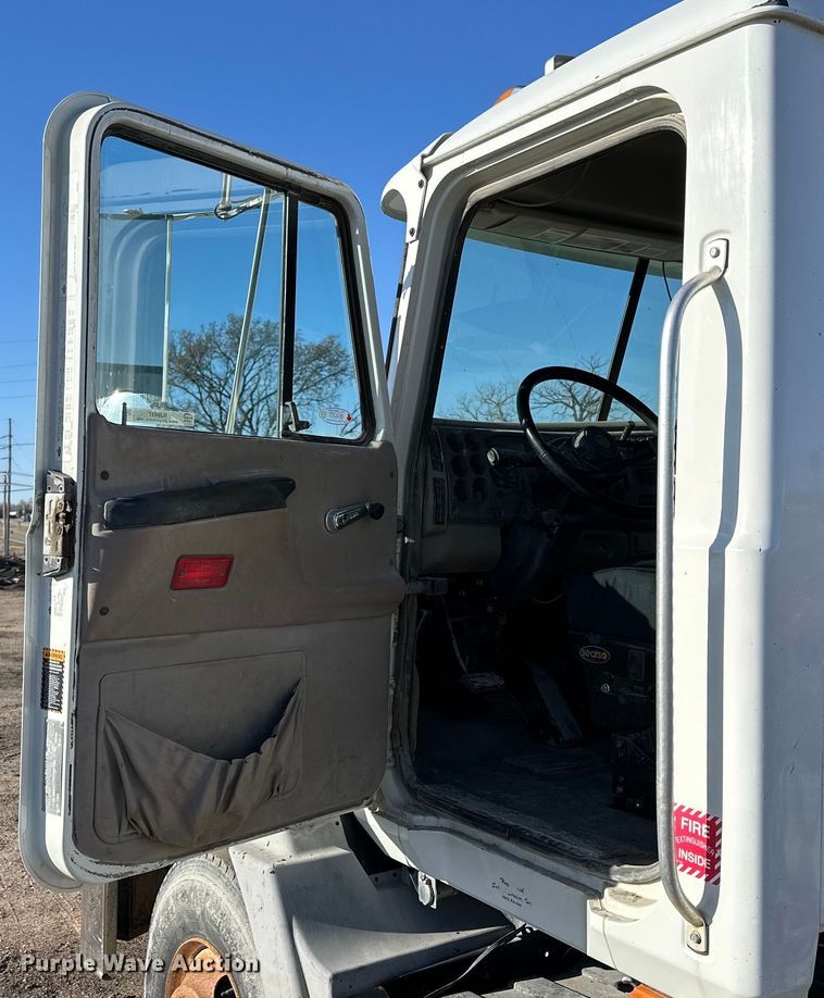 image for item NJ9497 2001 Mack CH613 semi truck