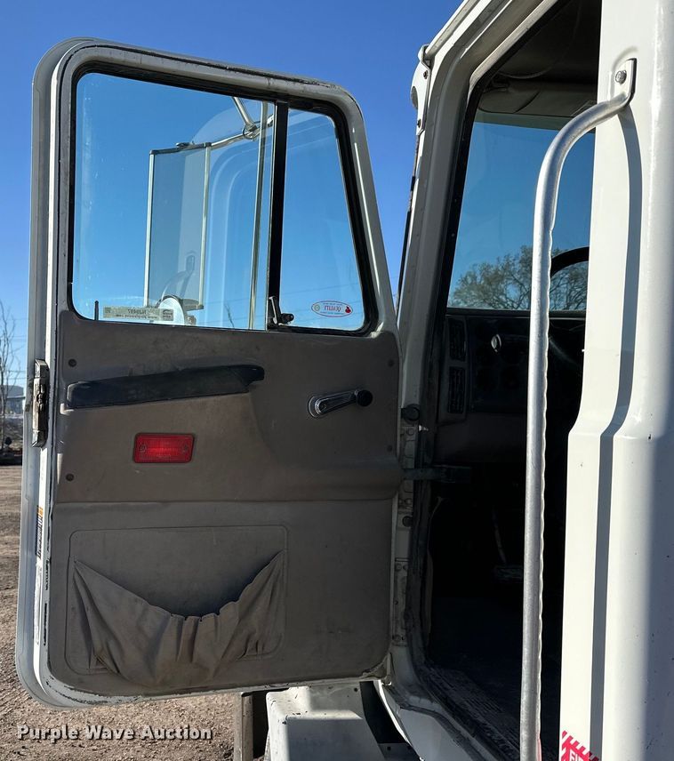 image for item NJ9497 2001 Mack CH613 semi truck