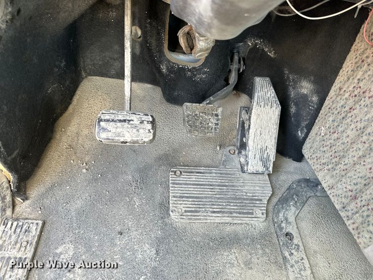 image for item NJ9497 2001 Mack CH613 semi truck