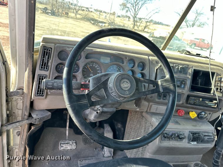 image for item NJ9497 2001 Mack CH613 semi truck