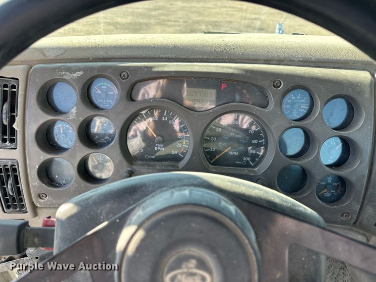 image for item NJ9497 2001 Mack CH613 semi truck