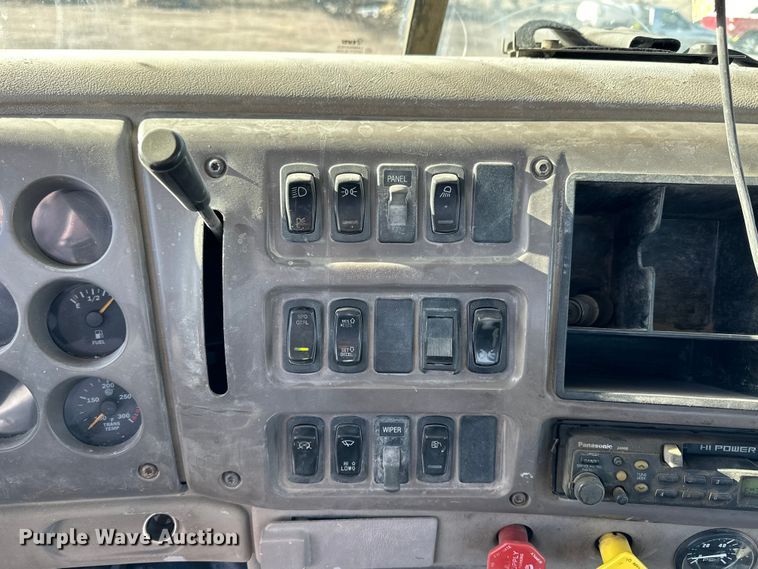 image for item NJ9497 2001 Mack CH613 semi truck