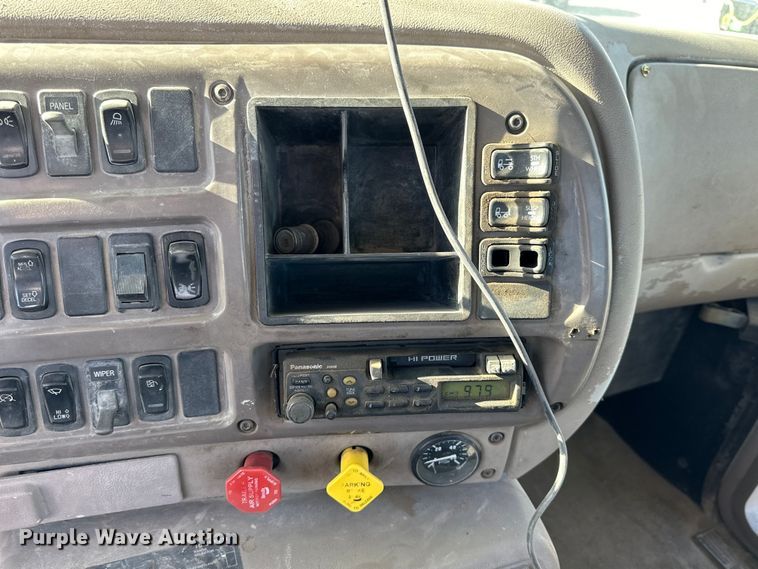 image for item NJ9497 2001 Mack CH613 semi truck