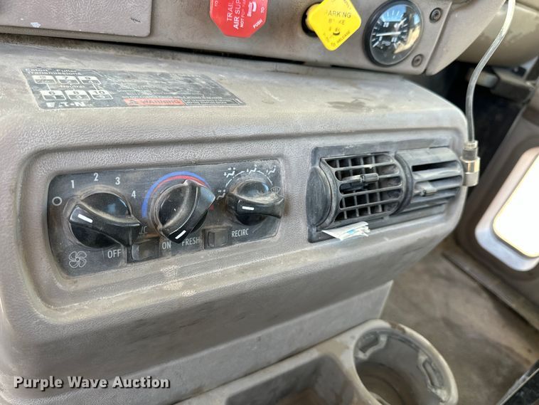 image for item NJ9497 2001 Mack CH613 semi truck