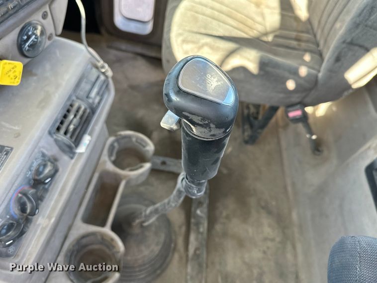 image for item NJ9497 2001 Mack CH613 semi truck