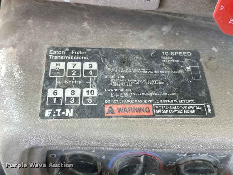 image for item NJ9497 2001 Mack CH613 semi truck