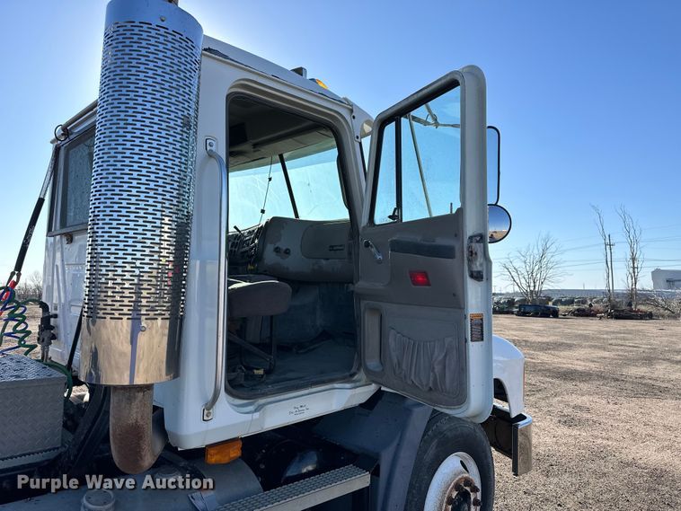 image for item NJ9497 2001 Mack CH613 semi truck